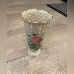 Beautiful Vintage 1980’s USA Lenox Victorian Roses Porcelain Vase w/Pierced Bow